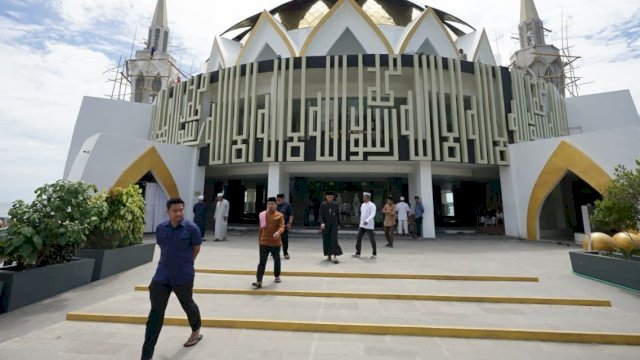 Tasming Hamid Pantau Rehabilitasi Masjid Terapung BJ Habibie, Pastikan Pekerjaan Sesuai Target