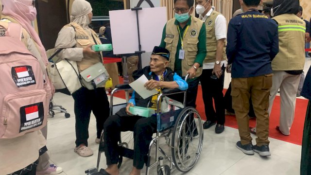 Jemaah Haji Kloter 1 Debarkasi Makassar saat tiba di Asrama Haji Sudiang, Senin malam (1/6/2026). (Foto: Abatanews.com) 