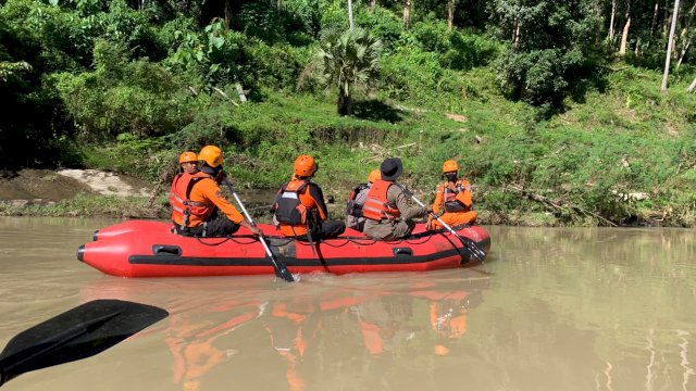 Lansia Terseret Arus Sungai Di Kajuara, Tim Sar Gabungan Lakukan Pencarian
