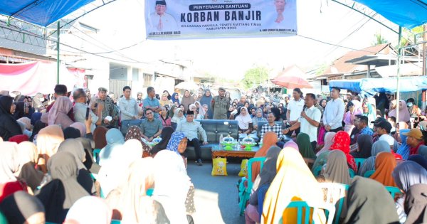 Kunjungi Dapil, Nurdin Halid Bantu Korban Banjir di Bone