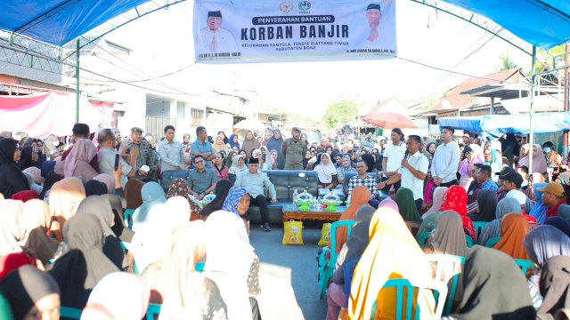 Kunjungi Dapil, Nurdin Halid Bantu Korban Banjir di Bone