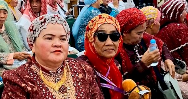 Jemaah Haji Sulsel Tiba Dengan Pakaian Mencolok, Hj Dahliah: Blink-Blink Bukan Pamer