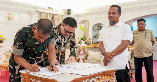 Disaksikan Gubernur Andi Sudirman, Pemprov Sulsel dan Kodam XIV/Hasanuddin Teken Kerja Sama Penanganan Banjir Lutra