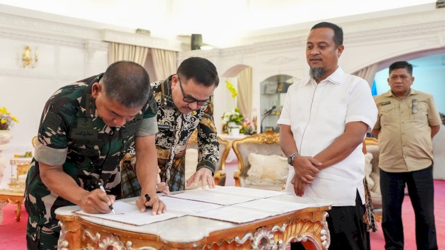 Disaksikan Gubernur Andi Sudirman, Pemprov Sulsel dan Kodam XIV/Hasanuddin Teken Kerja Sama Penanganan Banjir Lutra