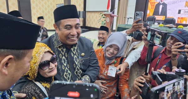 Bupati dan Wakil Bupati Maros Jemput Jemaah Haji Kloter 14 di Tengah Guyuran Hujan