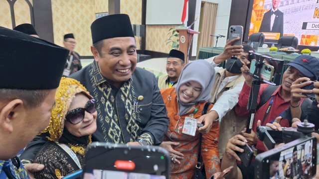 Bupati dan Wakil Bupati Maros Jemput Jemaah Haji Kloter 14 di Tengah Guyuran Hujan