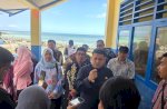Kunjungi Warga di Kecamatan Pulau Sangkarang, Munafri Salurkan Bantuan Beasiswa Rp2,1 Miliar