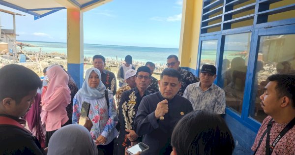 Kunjungi Warga di Kecamatan Pulau Sangkarang, Munafri Salurkan Bantuan Beasiswa Rp2,1 Miliar