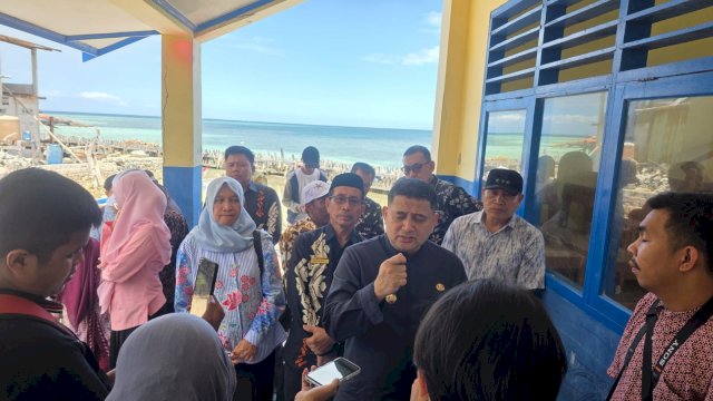 Kunjungi Warga di Kecamatan Pulau Sangkarang, Munafri Salurkan Bantuan Beasiswa Rp2,1 Miliar
