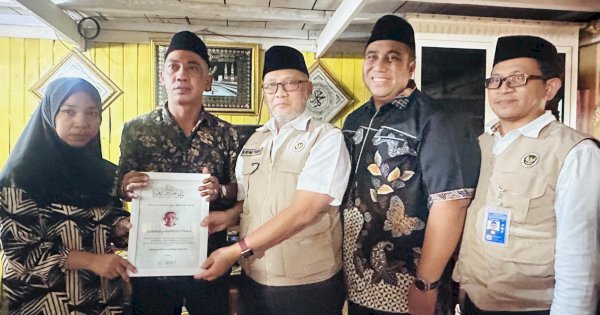 Bupati Chaidir Syam Dampingi Menhaj Gus Irfan Kunjugi Rumah Jemaah Maros yang Wafat di Tanah Suci