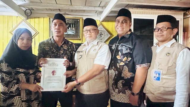 Bupati Chaidir Syam Dampingi Menhaj Gus Irfan Kunjugi Rumah Jemaah Maros yang Wafat di Tanah Suci