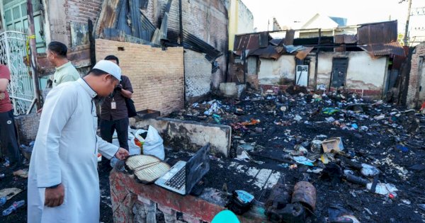 Gubernur Sulsel Salurkan Bantuan Sosial dan Rehabilitasi Rumah Korban Kebakaran Jalan Sultan Alauddin III