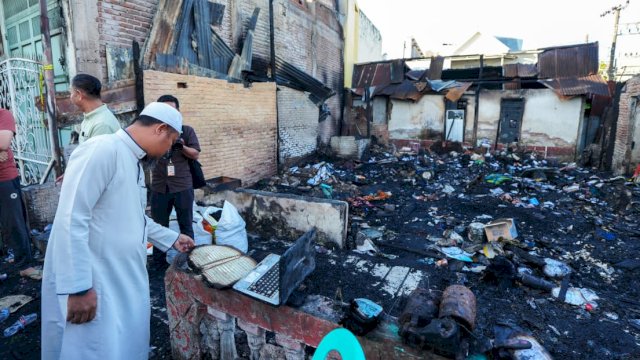 Gubernur Sulsel Salurkan Bantuan Sosial dan Rehabilitasi Rumah Korban Kebakaran Jalan Sultan Alauddin III