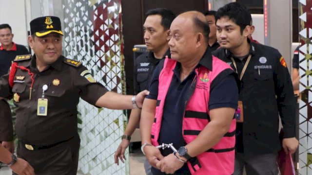 Eks Kepala BGN Dadan Hidayana saat ditetoakan tersangka oleh Kejaksaan Agung RI terkait korupsi pengadaan barang dan saja MBG. (Foto: Kejagung) 