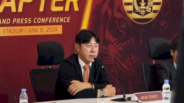 Shin Tae-yong saat diperkenalkan sebagai pelatih kepala baru Persija Jakarta. (Foto: PersijaTV) 