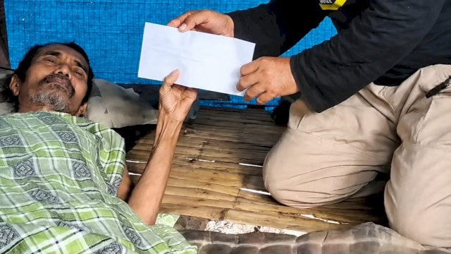 Gubernur Sulsel Bantu Dg Sangkala, Warga Lumpuh yang Bertahun-Tahun Tinggal di Gubuk Jeneponto
