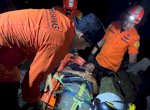 Tim SAR Evakuasi Pendaki Patah Kaki Dari Gunung Bulu Saukang Maros&nbsp;
