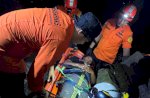Tim SAR Evakuasi Pendaki Patah Kaki Dari Gunung Bulu Saukang Maros&nbsp;