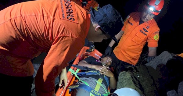 Tim SAR Evakuasi Pendaki Patah Kaki Dari Gunung Bulu Saukang Maros 