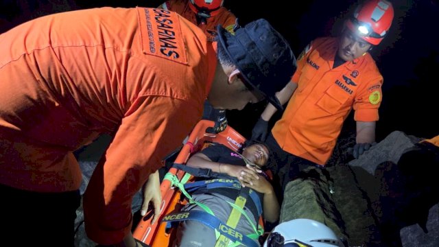 Tim SAR Gabungan mengevakuasi pemdaki patah kaki di Gunung Bulu Saukang, Maros. (Foto: Basarnas Makassar) 