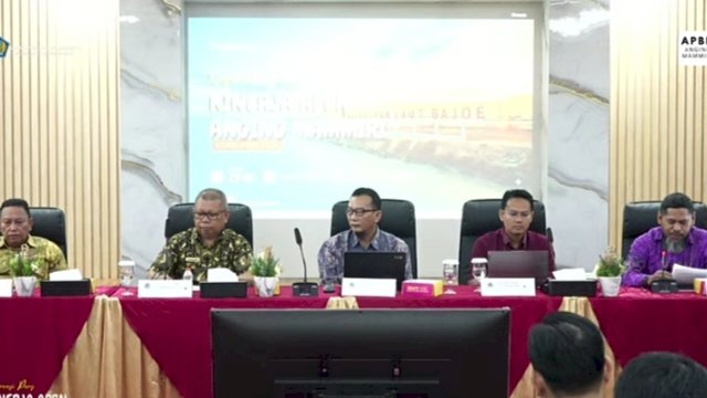 Kanwil DJP Sulselbartra Muh Ikhsan (kiri ujung) saat konferensi pers yang digelar Kantor Kemenkeu Makassar terkait kinerja APBN Angin Mammiri di Gedung Keuangan Negara (GKN) II Makassar, Jumat (19/06/2026).