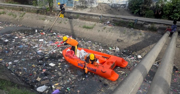 Respon Aduan Warga, Walikota Makassar Kerahkan Tim Gabungan Bersihkan Sampah di Kanal Bara-Baraya