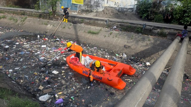 Respon Aduan Warga, Walikota Makassar Kerahkan Tim Gabungan Bersihkan Sampah di Kanal Bara-Baraya
