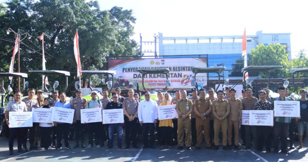Perkuat Ketahanan Pangan, Bupati Takalar Serahkan Alsintan kepada Kelompok Tani Binaan Polri