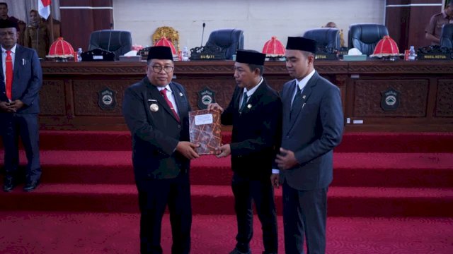 Pemkab Takalar Serahkan Ranperda LPJ APBD 2025, Bupati: WTP Harus Diiringi Peningkatan Kinerja