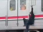 Viral, Pria Mabuk Bergelantungan di Gerbong Kereta, KAI Commuter Beri Sanksi Blacklist