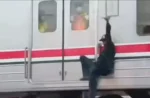 Viral, Pria Mabuk Bergelantungan di Gerbong Kereta, KAI Commuter Beri Sanksi Blacklist