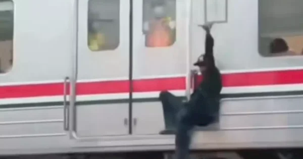 Viral, Pria Mabuk Bergelantungan di Gerbong Kereta, KAI Commuter Beri Sanksi Blacklist