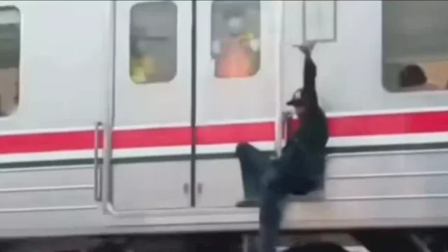 Viral, Pria Mabuk Bergelantungan di Gerbong Kereta, KAI Commuter Beri Sanksi Blacklist