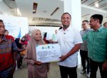 Andi Sudirman Sulaiman Serahkan Ganti Rugi Rp17,5 Miliar untuk Pembebasan Lahan Runway Bandara Bua Luwu