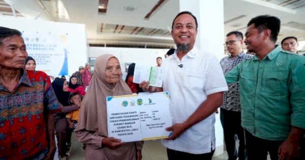 Andi Sudirman Sulaiman Serahkan Ganti Rugi Rp17,5 Miliar untuk Pembebasan Lahan Runway Bandara Bua Luwu