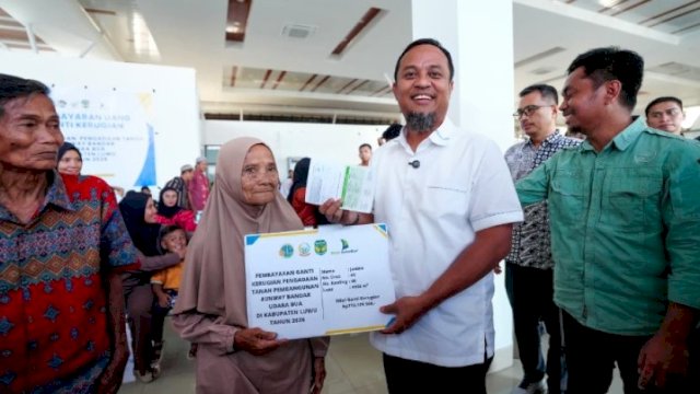 Andi Sudirman Sulaiman Serahkan Ganti Rugi Rp17,5 Miliar untuk Pembebasan Lahan Runway Bandara Bua Luwu