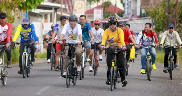 Bupati Barru Andi Ina Kartika Sari Gowes Keliling Kota Saat CFD, Pantau Infrastruktur dan Sapa Warga
