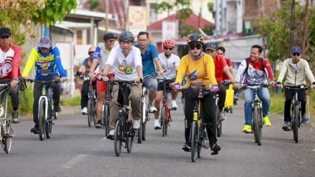 Bupati Barru Andi Ina Kartika Sari Gowes Keliling Kota Saat CFD, Pantau Infrastruktur dan Sapa Warga