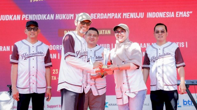 Bupati Andi Ina Kartika Raih Penghargaan Alumni Berdedikasi dari Fakultas Hukum Unhas