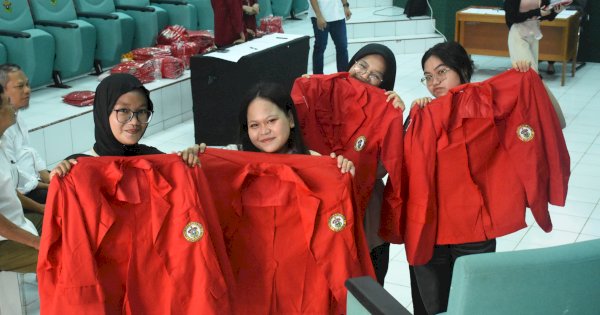 Unhas Bagikan Jas Almamater Secara Gratis Bagi Mahasiswa Baru 2026-2027