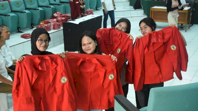 Unhas Bagikan Jas Almamater Secara Gratis Bagi Mahasiswa Baru 2026-2027
