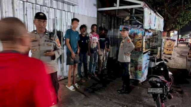 Meresahkan Warga, Polisi di Makassar Bubarkan Kelompok Pemuda Konsumsi Miras