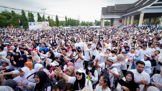 Puluhan Ribu Warga Semarakkan Jalan Sehat Anti Mager Bersama Gubernur Sulsel Peringati 67 Tahun Kabupaten Luwu