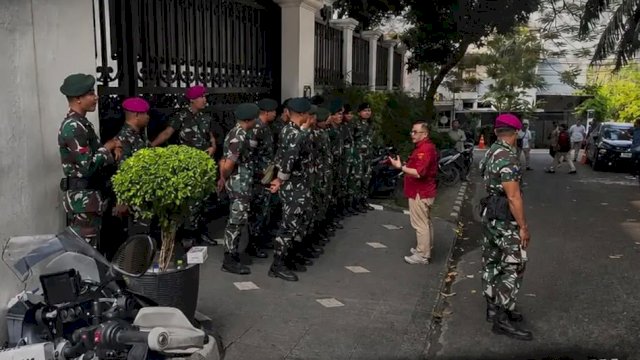 Rumah Jampidsus Febrie Dijaga Ketat TNI Pascapenggeledahan Restoran dan Money Changer
