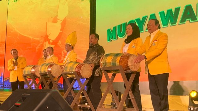 Ketua Umum DPP Golkar, Bahlil Lahadalia saat membuka Misda XI Golkar Sulsel, di Hotel Claro, Makassar, Sabtu (18/7/2026). (Foto: Abatanews.com) 