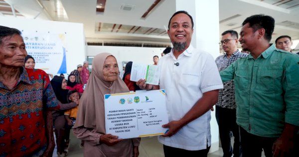 Gubernur Sulsel Serahkan Ganti Rugi Rp17,5 Miliar untuk Pembebasan Lahan Runway Bandara Bua