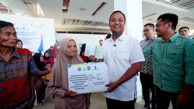 Gubernur Sulsel Serahkan Ganti Rugi Rp17,5 Miliar untuk Pembebasan Lahan Runway Bandara Bua