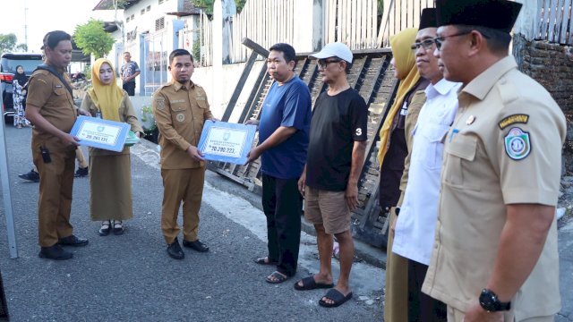 Wali Kota Parepare Serahkan Bantuan Korban Kebakaran di Jalan Kusuma