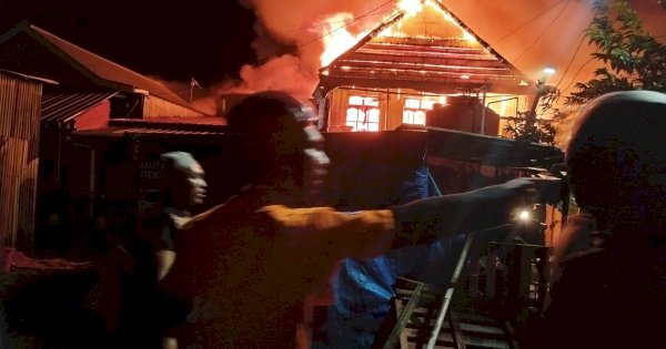 Kebakaran Hebat Landa Pemukiman Padat di Makassar, Puluhan Rumah Hangus Dilalap Api 