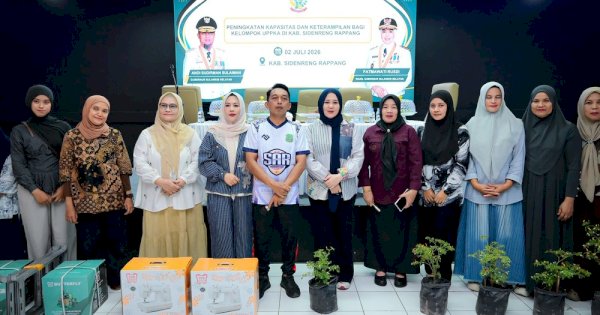 Wagub Sulsel Fatmawati Serahkan Bantuan Program UPPKA Untuk Perempuan Produktif Sidrap